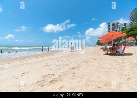 Recife, PE, Brasilien - 14. Oktober 2021: Menschen genießen den Morgen am Strand von Boa Viagem. Stockfoto