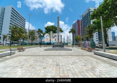 Recife, PE, Brasilien - 14. Oktober 2021: Boa Viagem Platz und der Obelisk. Stockfoto