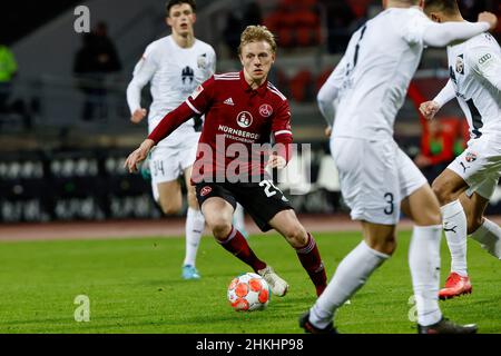 Nürnberg, Deutschland. 04th. Februar 2022. Fußball: 2nd Bundesliga, 1. FC Nürnberg - FC Ingolstadt 04, Matchday 21, Max-Morlock-Stadion. Die Nürnberger Mats Möller Daehli (M) im Aufbau des Spiels. Quelle: Daniel Löb/dpa - WICHTIGER HINWEIS: Gemäß den Anforderungen der DFL Deutsche Fußball Liga und des DFB Deutscher Fußball-Bund ist es untersagt, im Stadion und/oder vom Spiel aufgenommene Fotos in Form von Sequenzbildern und/oder videoähnlichen Fotoserien zu verwenden oder zu verwenden./dpa/Alamy Live News Stockfoto