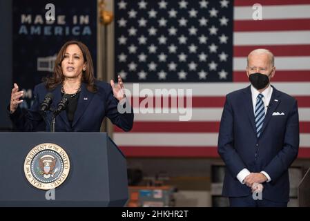 Vizepräsident Kamala Harris hält eine Rede, während Präsident Joe Biden auf der Ironworkers Local 5, 4. Februar 2022 in Upper Marlboro, Maryland, einen Executive Order zur Unterzeichnung von Projektarbeitsverträgen betrachtet. Diese Vereinbarung wird die Pünktlichkeit verbessern, die Kosten senken und die Qualität bei Bundesbauprojekten erhöhen. Foto von Ken Cedeno/Sipa USA Credit: SIPA USA/Alamy Live News Stockfoto