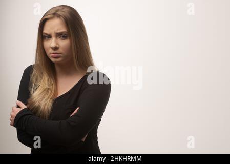 Wütend traurig junge Frau Porträt im Studio weißen Hintergrund Stockfoto