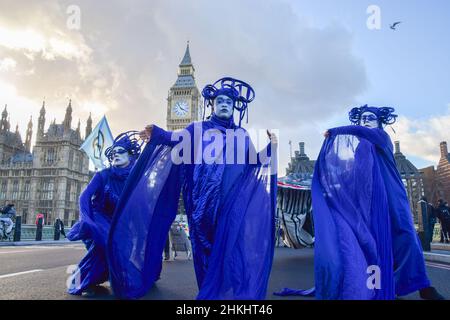 London, Großbritannien 4th. Februar 2022. Demonstranten auf der Westminster Bridge. Aktivisten marschierten mit einem Modellwal vom Parliament Square zum Londoner Hauptquartier von Shell, um gegen die Zerstörung der Ozeane und der Meereswelt durch Fracking, Bohrungen, seismische Untersuchungen und Verschmutzung durch Ölfirmen zu protestieren. Kredit: Vuk Valcic / Alamy Live Nachrichten Stockfoto