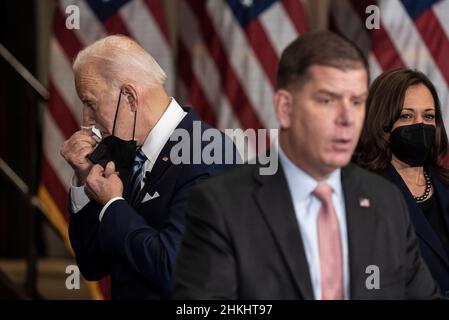 US-Präsident Joe Biden wendet sich ab, um sich die Nase zu wischen, während der US-Arbeitsminister Marty Walsh auf einer Executive Order zur Unterzeichnung von Projekt-Arbeitsabkommen auf der Ironworkers Local 5 am 4. Februar 2022 in Upper Marlboro, Maryland, spricht. Diese Vereinbarung wird die Pünktlichkeit verbessern, die Kosten senken und die Qualität bei Bundesbauprojekten erhöhen. Foto von Ken Cedeno/Sipa USA Credit: SIPA USA/Alamy Live News Stockfoto