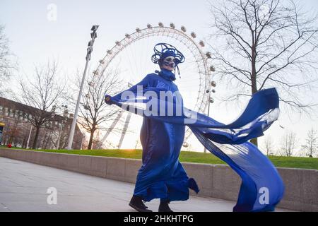 London, Großbritannien 4th. Februar 2022. Demonstranten vor dem Shell-Hauptquartier. Aktivisten marschierten mit einem Modellwal vom Parliament Square zum Londoner Hauptquartier von Shell, um gegen die Zerstörung der Ozeane und der Meereswelt durch Fracking, Bohrungen, seismische Untersuchungen und Verschmutzung durch Ölfirmen zu protestieren. Kredit: Vuk Valcic / Alamy Live Nachrichten Stockfoto