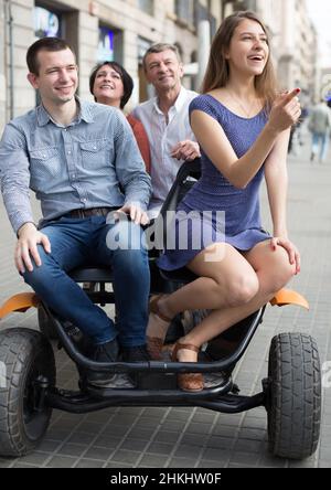 Familie von Touristen genießen einen Spaziergang auf der Fahrradkutsche Stockfoto