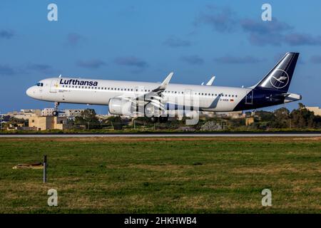 Lufthansa Airbus A321-271NX (REG: D-AIEB) 'NEO' landet in den letzten Strahlen eines Winterabends. Stockfoto