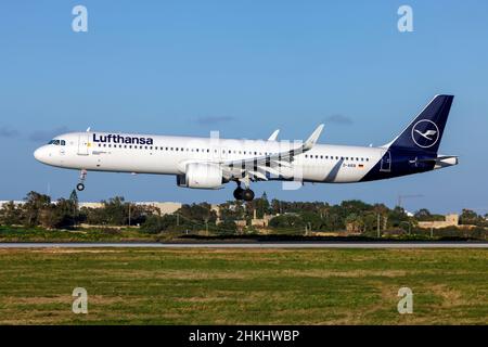 Lufthansa Airbus A321-271NX (REG: D-AIEB) 'NEO' landet in den letzten Strahlen eines Winterabends. Stockfoto