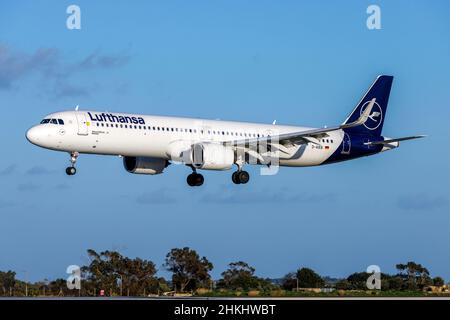 Lufthansa Airbus A321-271NX (REG: D-AIEB) 'NEO' landet in den letzten Strahlen eines Winterabends. Stockfoto