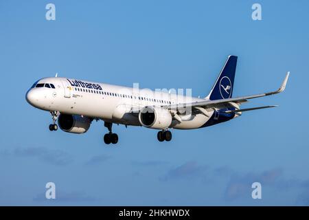 Lufthansa Airbus A321-271NX (REG: D-AIEB) 'NEO' landet in den letzten Strahlen eines Winterabends. Stockfoto