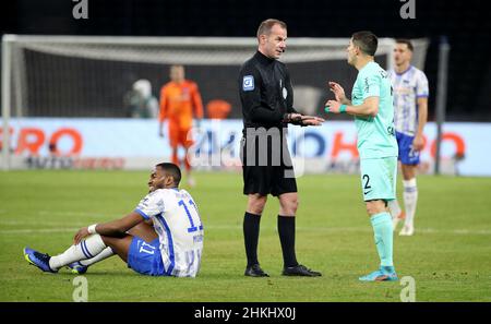 Berlin, Deutschland. 04th Feb, 2022. firo: 4th. Februar 2022 Fuvuball: Fußball: 1st Bundesliga, Saison 2021/2022 Hertha BSC Berlin - VfL Bochum Myziane Maolida, Schiedsrichter Marco Fritz, Cristian Gamboa Credit: dpa/Alamy Live News Stockfoto