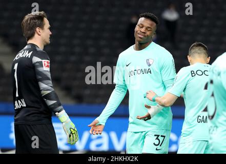 Berlin, Deutschland. 04th Feb, 2022. firo : 4th. Februar 2022 Fuvuball: Fußball: 1st Bundesliga, Saison 2021/2022 Hertha BSC Berlin - VfL Bochumer Torwart Manuel Riemann, Armel Bella Kotchap/Credit: dpa/Alamy Live News Stockfoto