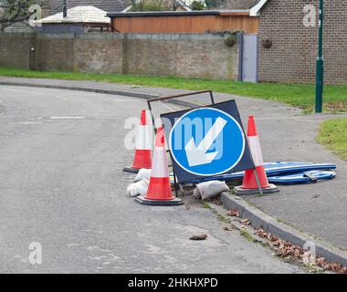 Straßenschild und Kegel um einige kleine Rioad-Werke. Stockfoto