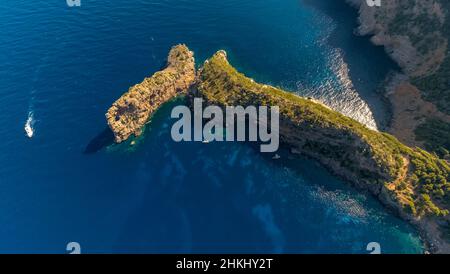 Luftaufnahme, Landzunge Punta de Sa Foradada mit Loch in den Felsen, Segelboote in einer Bucht, Mallorca, Balearen, Spanien, es, Europa, Luftaufnahme, aeri Stockfoto