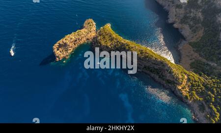 Luftaufnahme, Landzunge Punta de Sa Foradada mit Loch in den Felsen, Segelboote in einer Bucht, Mallorca, Balearen, Spanien, es, Europa, Luftaufnahme, aeri Stockfoto