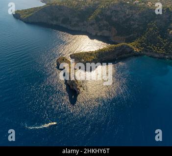 Luftaufnahme, Landzunge Punta de Sa Foradada mit Loch in den Felsen, Segelboote in einer Bucht, Mallorca, Balearen, Spanien, es, Europa, Luftaufnahme, aeri Stockfoto