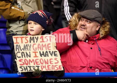 Ein junger Fan von Sheffield United hält ein Schild, das während des Sky Bet Championship-Spiels in St. Andrew's, Birmingham, um ein Spielerhemd bittet. Bilddatum: Freitag, 4. Februar 2022. Stockfoto