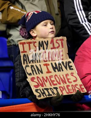 Ein junger Fan von Sheffield United hält ein Schild, das während des Sky Bet Championship-Spiels in St. Andrew's, Birmingham, um ein Spielerhemd bittet. Bilddatum: Freitag, 4. Februar 2022. Stockfoto