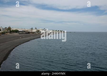 Panoramablick auf den berühmten schwarzen Strand Kamari in Santorini Griechenland Stockfoto