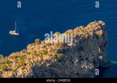 Luftaufnahme, Landzunge Punta de Sa Foradada mit Loch in den Felsen, Segelboote in einer Bucht, Mallorca, Balearen, Spanien, es, Europa, Luftaufnahme, aeri Stockfoto