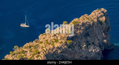 Luftaufnahme, Landzunge Punta de Sa Foradada mit Loch in den Felsen, Segelboote in einer Bucht, Mallorca, Balearen, Spanien, es, Europa, Luftaufnahme, aeri Stockfoto