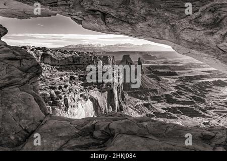 Buck Canyon, Washer Woman Arch und die La Sal Mountains durch Mesa Arch im Canyonlands National Park, Utah. (Rückseite und weiß) Stockfoto