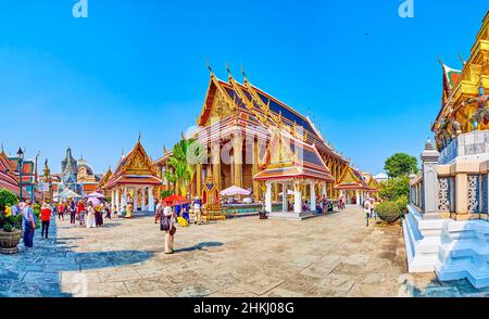 BANGKOK, THAILAND - 12. MAI 2019: Panorama des Phra Wat Kaew Komplexes mit beeindruckendem Ucosot oder Tempel des Smaragd-Buddha im Großen Palast, am 12. Mai in B Stockfoto