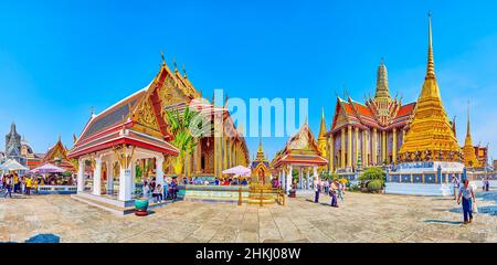 BANGKOK, THAILAND - 12. MAI 2019: Panoramablick auf herausragende Tempel und Schreine des Emerald Buddha Tempels im Grand Palace Complex, am 12. Mai in Ban Stockfoto