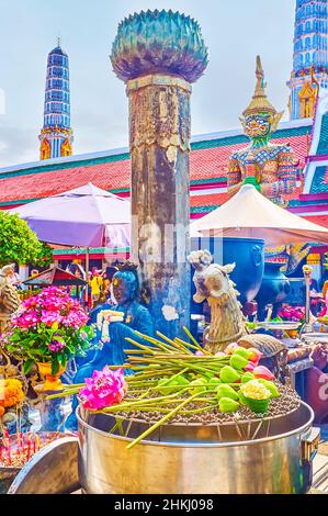 BANGKOK, THAILAND - 12. MAI 2019: Der kleine Altar im Freien, der Gebetsbereich am Phra Ucosot-Schrein im Smaragd-Buddha-Tempel, Grand Palace, am 12. Mai in Stockfoto