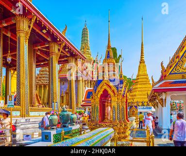 BANGKOK, THAILAND - 12. MAI 2019: Die goldenen Pavillons (Sala rai) am Ucosot-Schrein im Smaragd-Buddha-Tempel des Großen Palastes, am 12. Mai in Bangkok, Tha Stockfoto