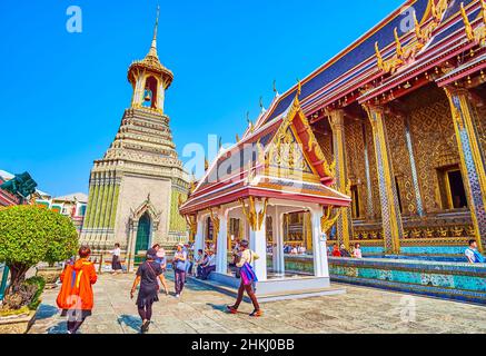 BANGKOK, THAILAND - 12. MAI 2019: Die prächtigen Schreine im thailändischen Stil im Wat Phra Kaew Komplex des Grand Palace, am 12. Mai in Bangkok, Thailand Stockfoto