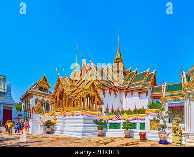 BANGKOK, THAILAND - 12. MAI 2019: Die spektakulären thailändischen Gebäude der Maha Prasat-Gruppe im Großen Palast, am 12. Mai in Bangkok, Thailand Stockfoto