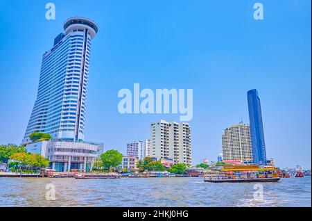 BANGKOK, THAILAND - 12. MAI 2019: Das moderne Bangkok am Ufer des Chao Phraya Flusses, am 12. Mai in Bangkok, Thailand Stockfoto