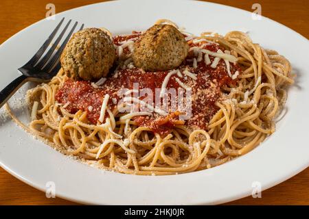 Spaghetti-Top mit putenfleischbällchen und Sauce Stockfoto