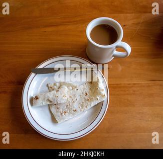 Ansicht von oben nach unten auf einem Holztisch mit traditionellen skandinavischen Lefsen Stockfoto