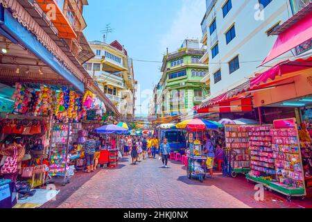 BANGKOK, THAILAND - 12. MAI 2019: Die Marktstraße mit zahlreichen Geschäften, bieten zahlreiche Spielwaren, Kleidung, Waren und Lebensmittel, Sampheng Markt in Chinatown, Stockfoto