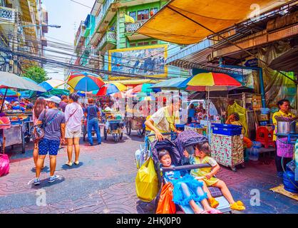 BANGKOK, THAILAND - 12. MAI 2019: Der überfüllte Sampheng-Markt, einer der attraktivsten Outdoor-Märkte in Chinatown, am 12. Mai in Bangkok, Thailand Stockfoto