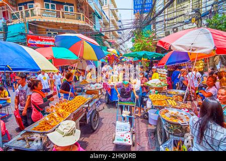 BANGKOK, THAILAND - 12. MAI 2019: Die Menschenmassen von Verkäufern auf dem Sampheng Market in Chinatown, am 12. Mai in Bangkok, Thailand Stockfoto