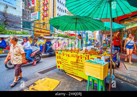 BANGKOK, THAILAND - 12. MAI 2019: Der Straßenstand auf dem Sampheng-Markt in Chinatown mit frittierten Puffs, knusprigen Pfannkuchen, gegrilltem Fleisch, am 12. Mai i Stockfoto