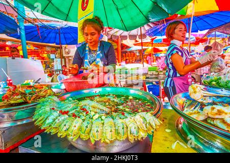 BANGKOK, THAILAND - 12. MAI 2019: Vielfalt an eingelegten Garnelen im Outdoor-Café auf dem Sampheng-Markt, am 12. Mai in Bangkok Stockfoto