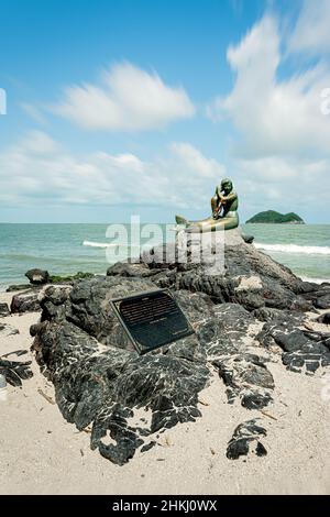 Statuen der goldenen Meerjungfrau am Strand von Samila. Wahrzeichen von Songkla in Thailand. Stockfoto