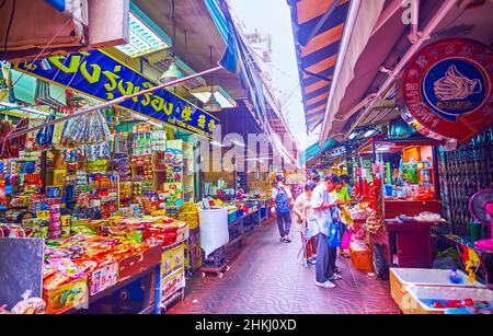 BANGKOK, THAILAND - 12. MAI 2019: Die enge überdachte Straße des Sampheng-Marktes, Chinatown, am 12. Mai in Bangkok, Thailand Stockfoto