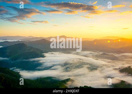 Betong, Yala, Thailand 2020: Talay Mok Aiyoeweng Skywalk Nebelperspektive am Morgen wird von Touristen ein Nebelmeer besucht Stockfoto