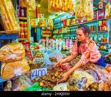 BANGKOK, THAILAND - 12. MAI 2019: Der junge Händler verkauft getrocknete Pilze, Sampheng Markt in Chinatown, am 12. Mai in Bangkok, Thailand Stockfoto