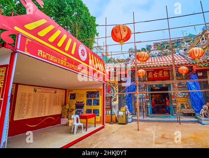 BANGKOK, THAILAND - 12. MAI 2019: Der Innenhof des Leng Buai Ia Shrine in Chinatown, am 12. Mai in Bangkok, Thailand Stockfoto