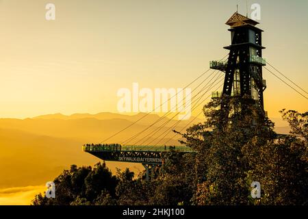 Betong, Yala, Thailand 2020: Talay Mok Aiyoeweng Skywalk Nebelperspektive am Morgen wird von Touristen ein Nebelmeer besucht Stockfoto