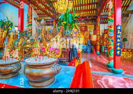Die Vasen mit Räucherstäbchen am Altar des chinesischen Leng Buai Ia Shrine in Chinatown von Bangkok, Thailand Stockfoto