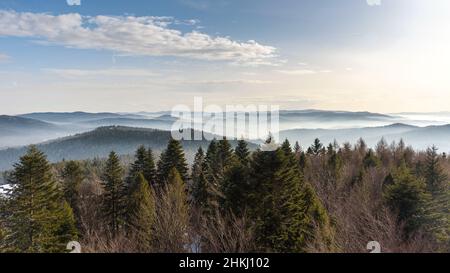 Nebliger Blick auf das Beskid Sadecki Gebirge in Polen an einem sonnigen Tag Stockfoto