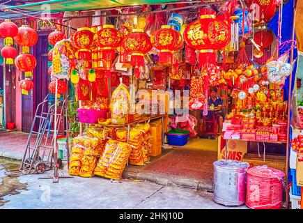 BANGKOK, THAILAND - 12. MAI 2019: Der kleine Laden mit traditionellen chinesischen Kultartikeln, am 12. Mai in Bangkok, Thailand Stockfoto