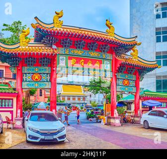 BANGKOK, THAILAND - 12. MAI 2019: Das Tor des Kuan Yin Shrine, eines der herausragendsten chinesischen Gebäude in Chinatown, am 12. Mai in Bangkok, Thailand Stockfoto