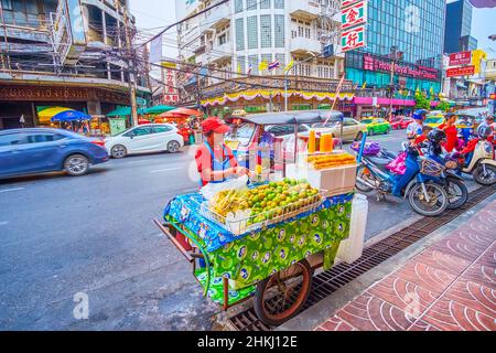 BANGKOK, THAILAND - 12. MAI 2019: Der Straßenkarren mit grünen und gelben Orangen, Chinatown, am 12. Mai in Bangkok, Thailand Stockfoto